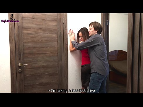 ❤️ Sekserja seksi ngre në mënyrë sensuale pidhin dhe qiset ndërsa shet apartamentin e saj - Krempai ❤  Seks në pornografi sq.ttsex.ru ❌