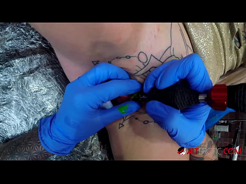❤️ E dashura jashtëzakonisht e bërë me tatuazhe, Sully Savage, bëri një tatuazh në klitorisin e saj ❤  Seks në pornografi sq.ttsex.ru ❌